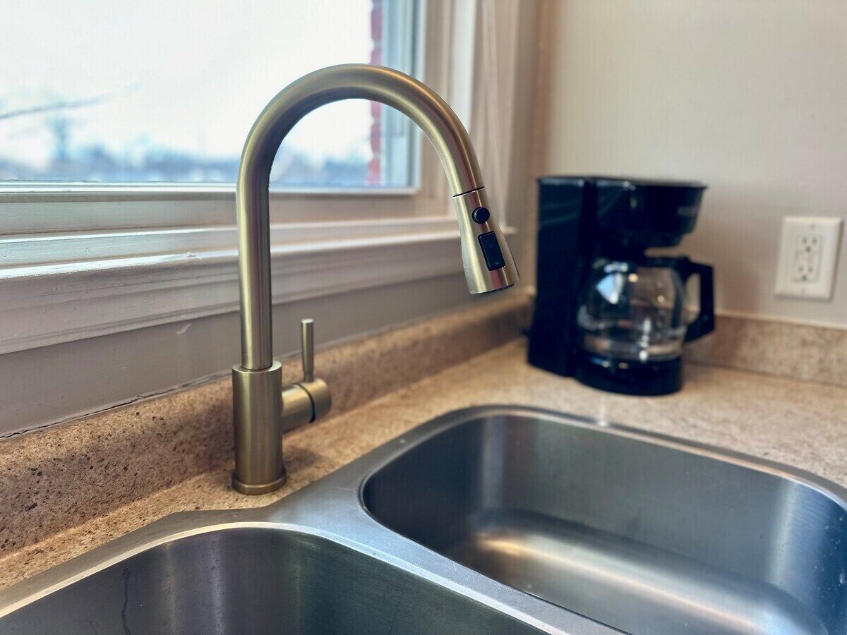 Spring Street Suites C | QUEEN Stylish 3BD/1BA Apt