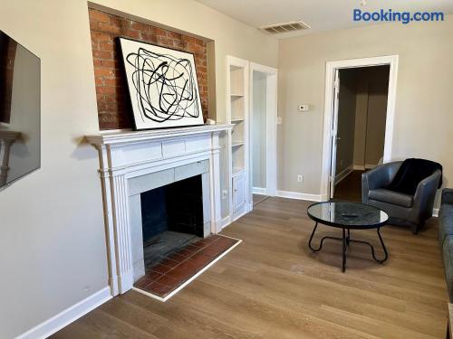 Spring Street Suites C | QUEEN Stylish 3BD/1BA Apt