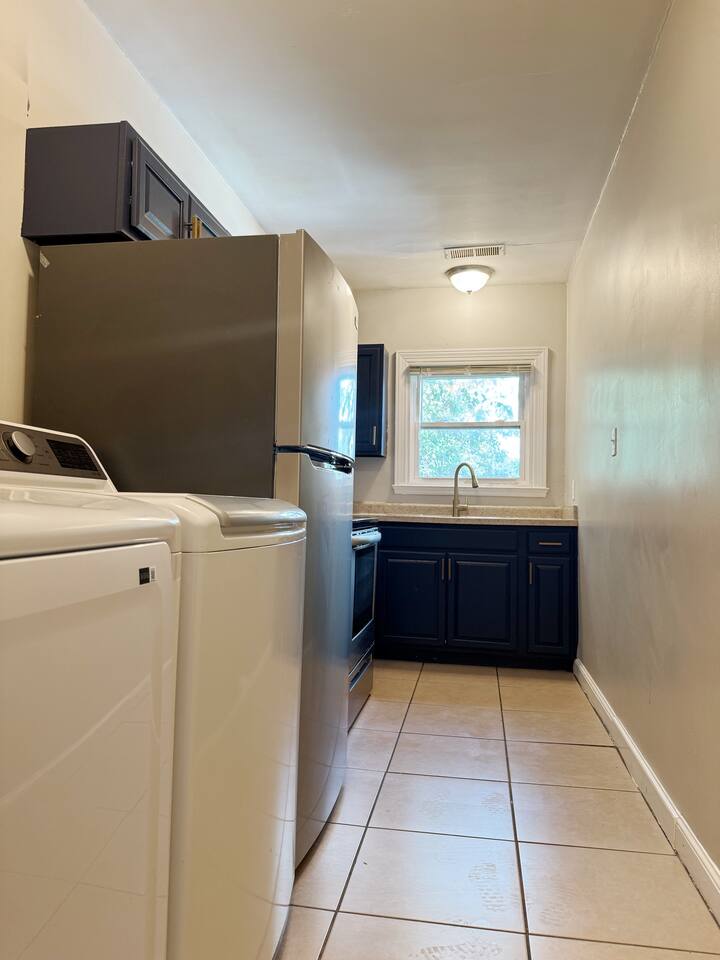 Spring Street Suites C | QUEEN Stylish 3BD/1BA Apt
