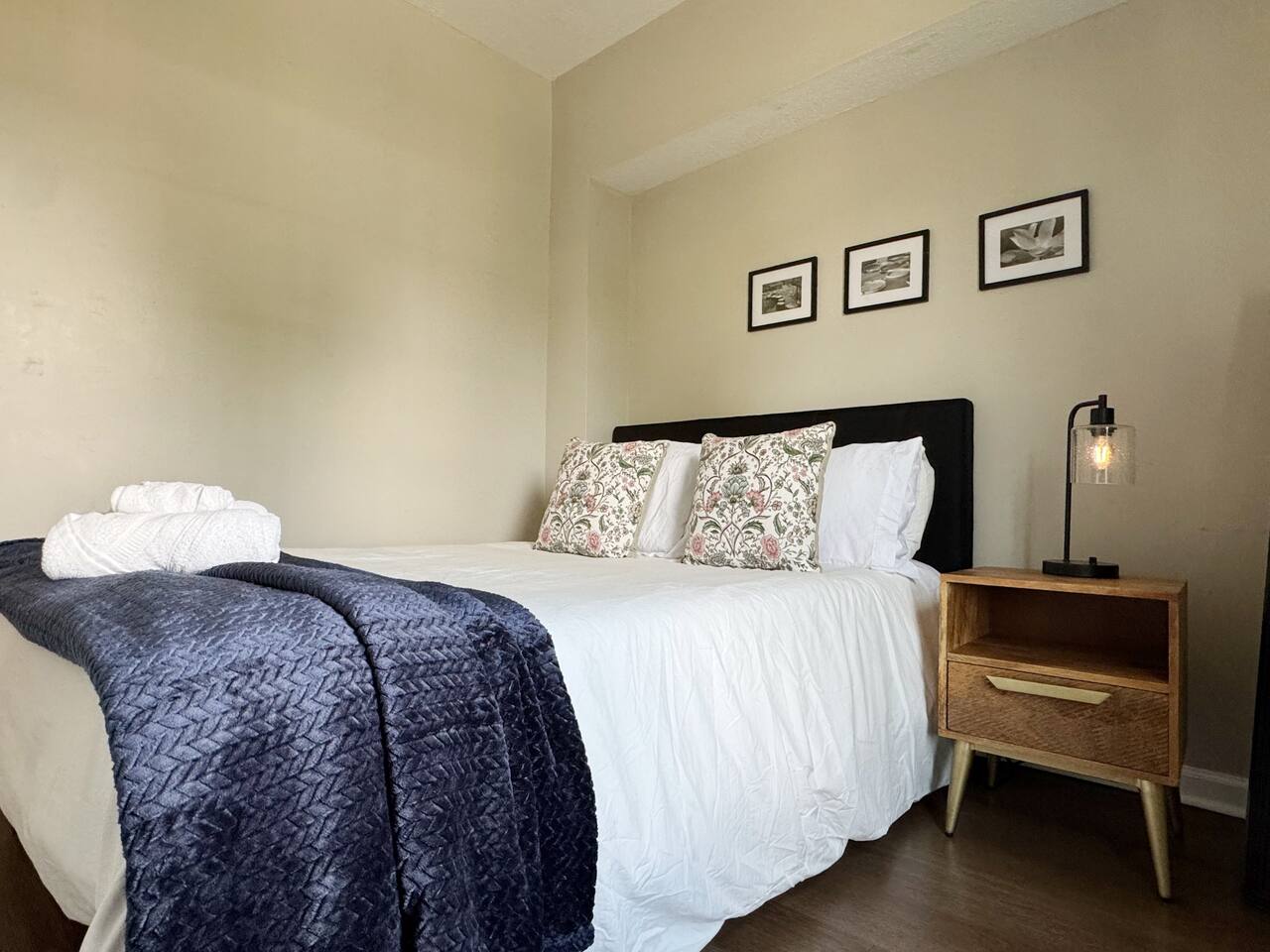 Spring Street Suites C | QUEEN Stylish 3BD/1BA Apt