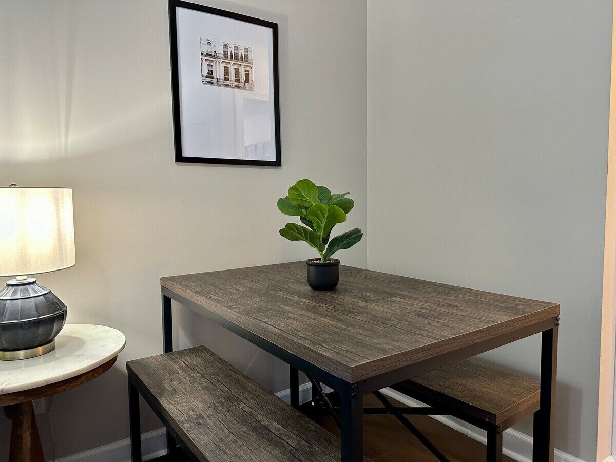 Spring Street Suites C | QUEEN Stylish 3BD/1BA Apt