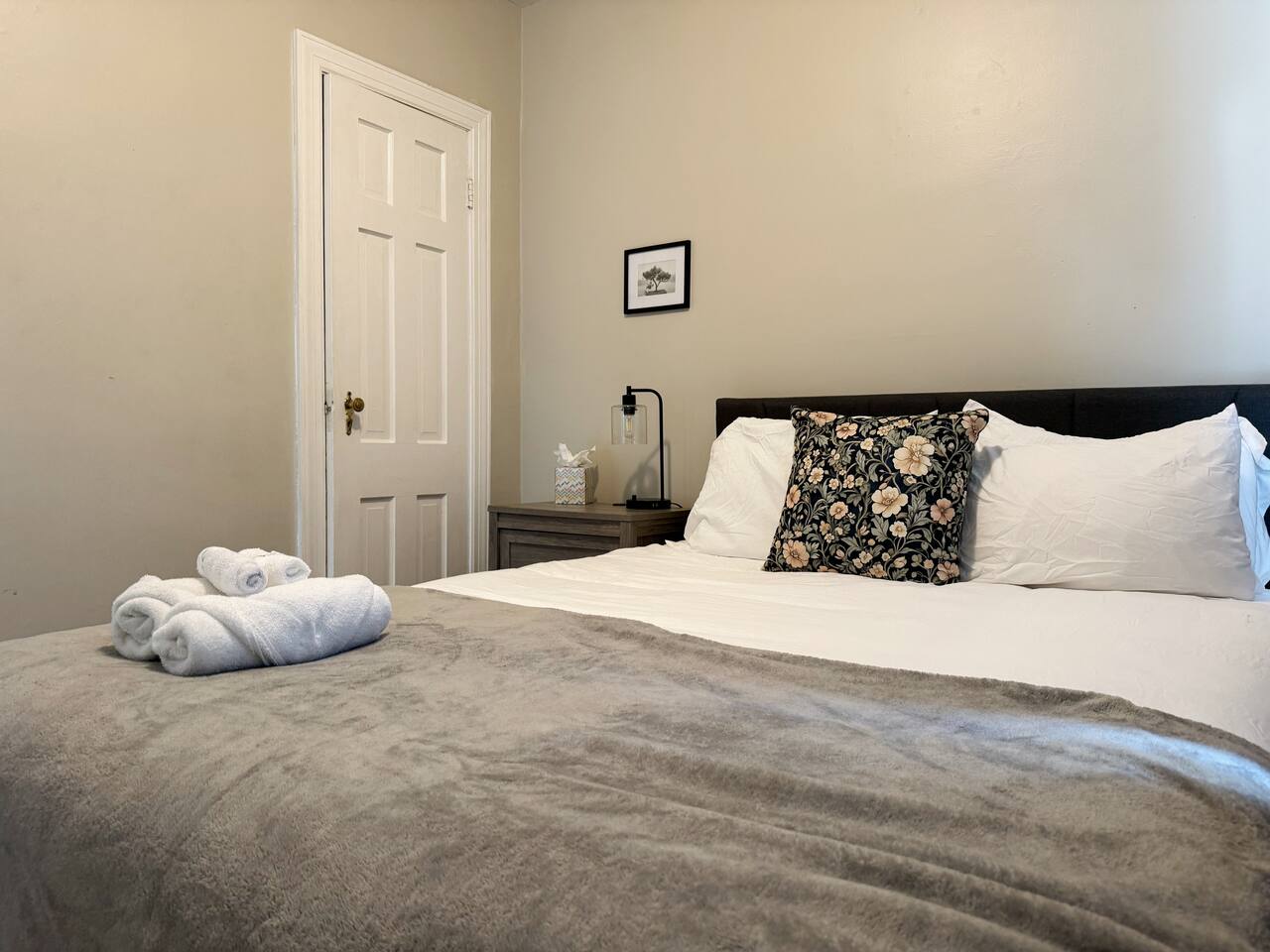 Spring Street Suites C | QUEEN Stylish 3BD/1BA Apt