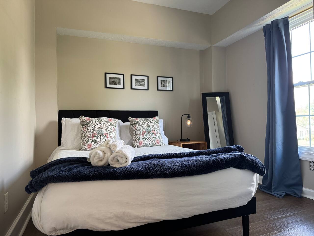 Spring Street Suites C | QUEEN Stylish 3BD/1BA Apt