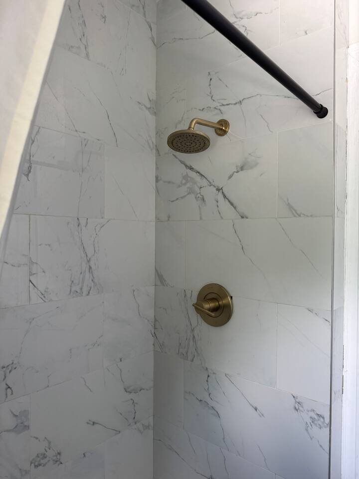 Spring Street Suites C | QUEEN Stylish 3BD/1BA Apt