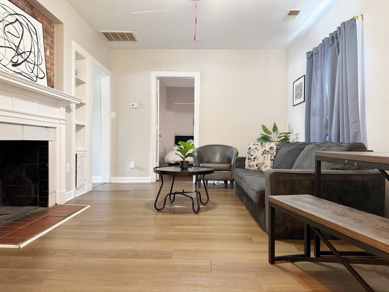 Spring Street Suites C | QUEEN Stylish 3BD/1BA Apt