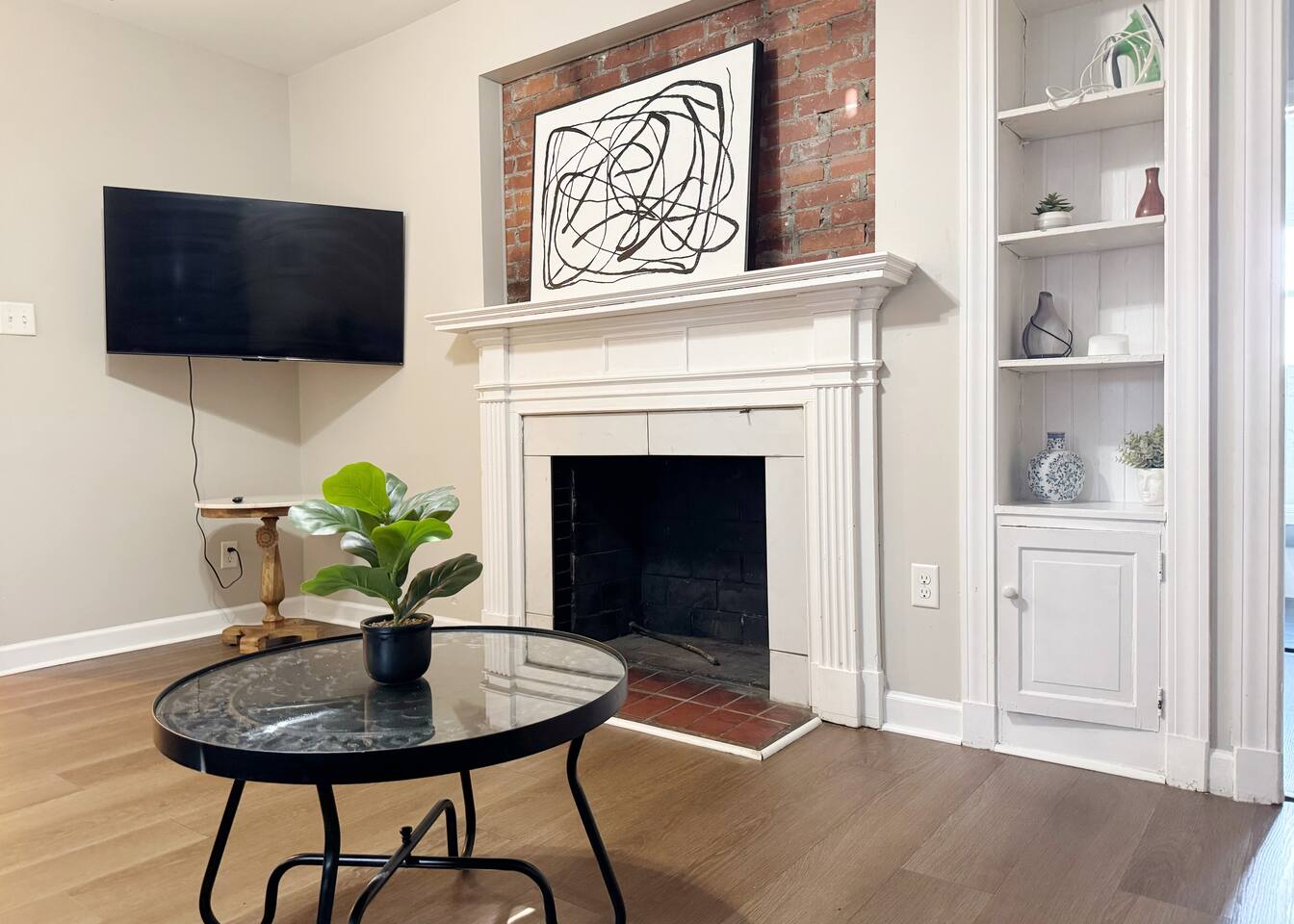 Spring Street Suites C | QUEEN Stylish 3BD/1BA Apt photo 2