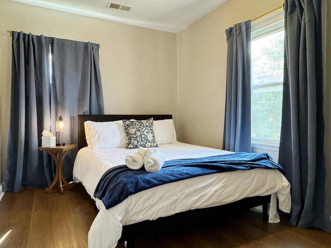 Spring Street Suites C | QUEEN Stylish 3BD/1BA Apt