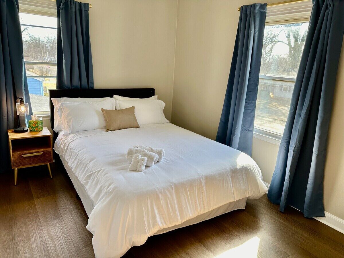 Spring Street Suites C | QUEEN Stylish 3BD/1BA Apt