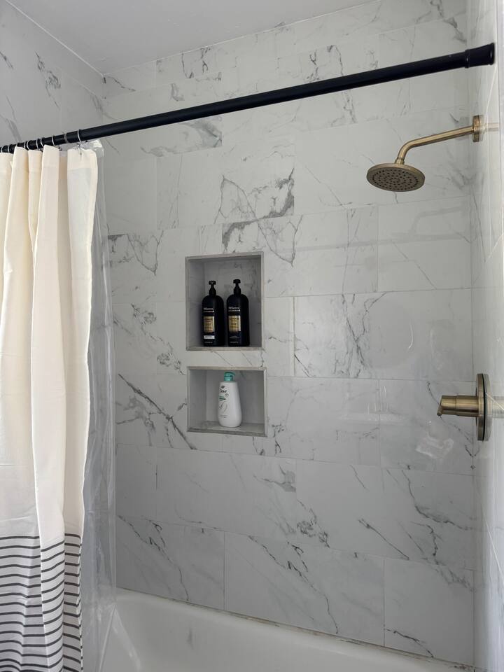 Spring Street Suites C | QUEEN Stylish 3BD/1BA Apt