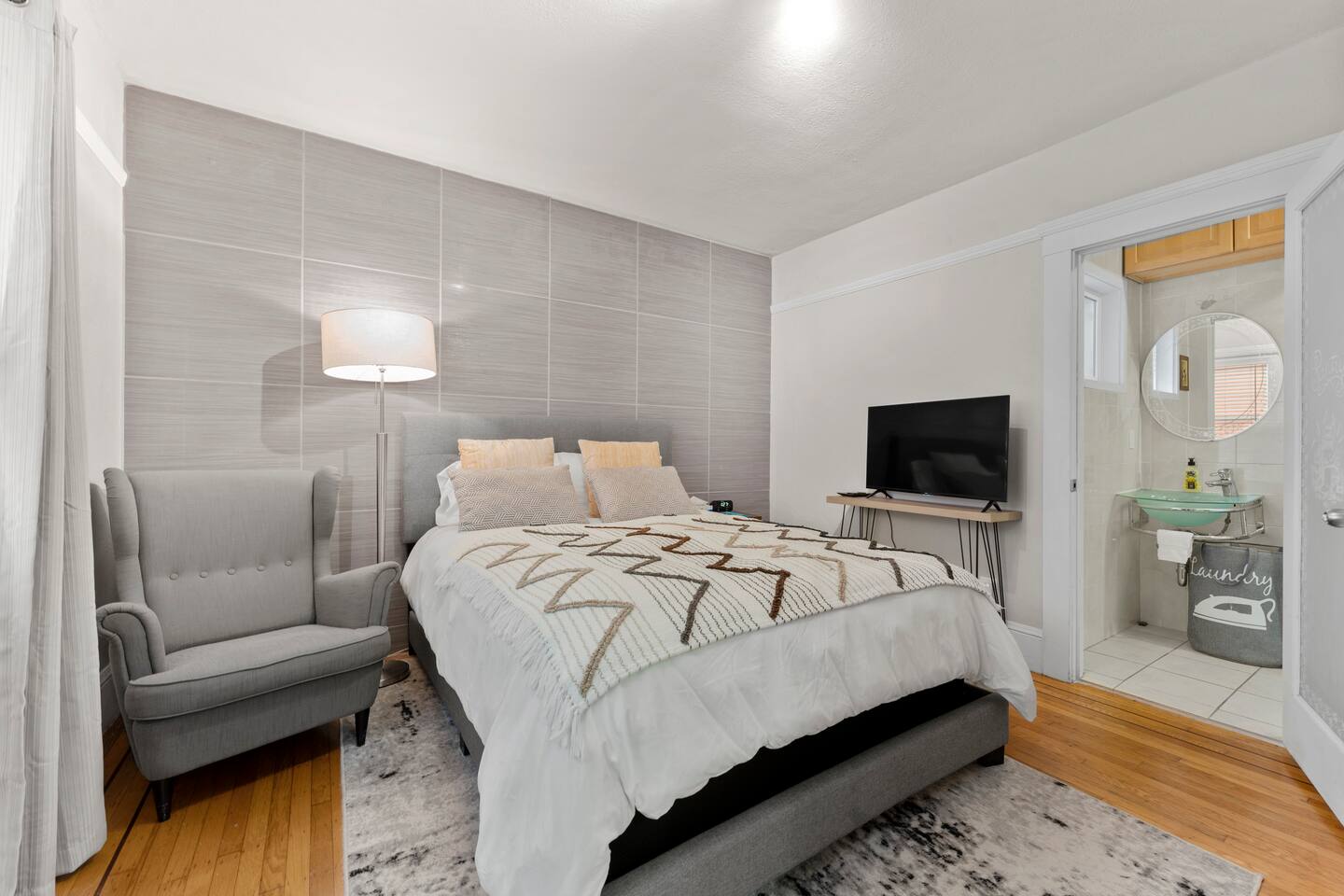 Studio, VERY CLEAN, Hotel-feels, en-suite.