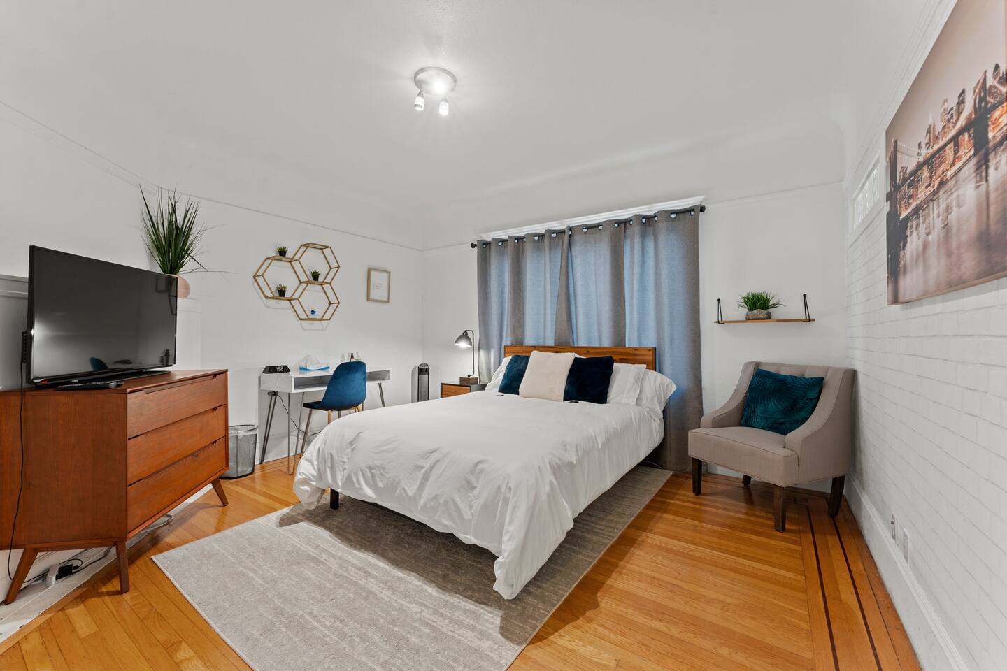 Clean + Spacious 1BR/1BA Guest Suite with Kitchen.