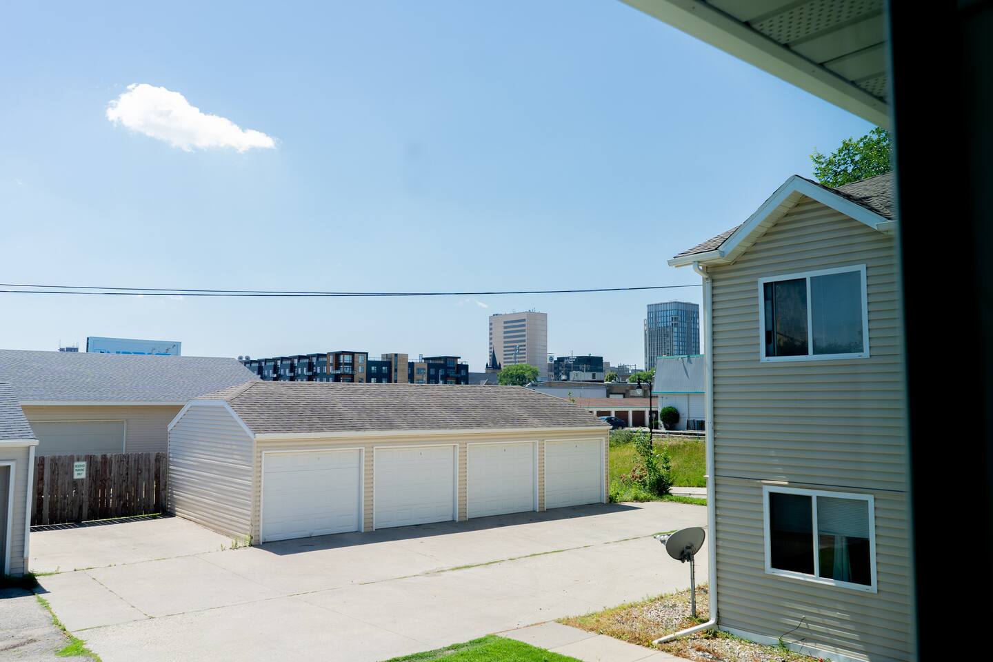 1BR I Downtown, Queen, Free W/D, Garage