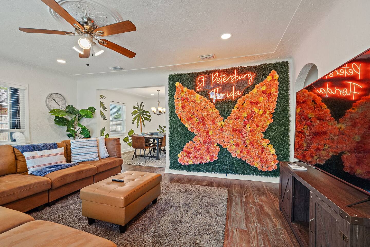 2BR/1BA-6 ppl w/ Mural Walls + Turfed Outdoor Area