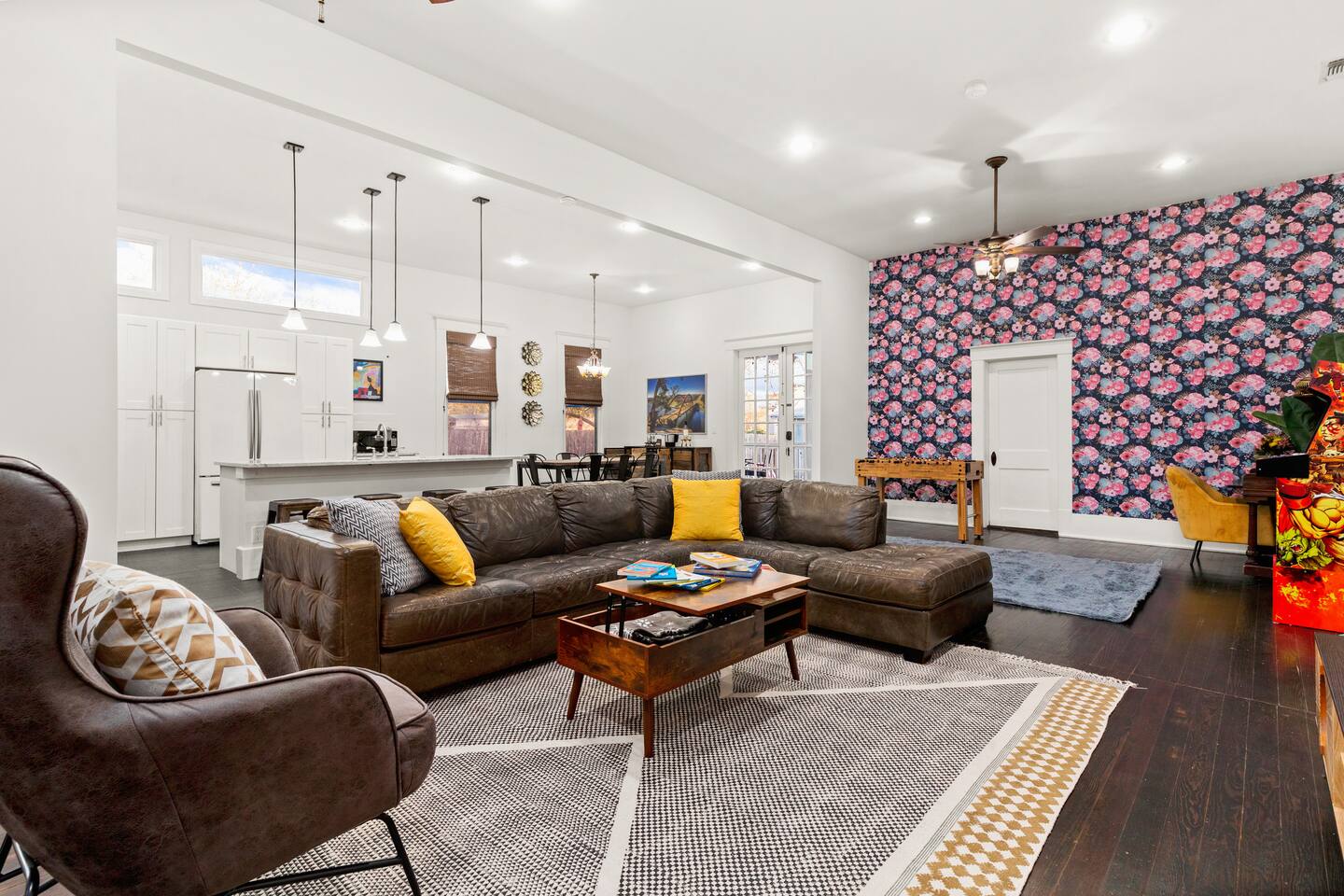 Southtown Charm: Pool, Arcade, Casita, King Beds