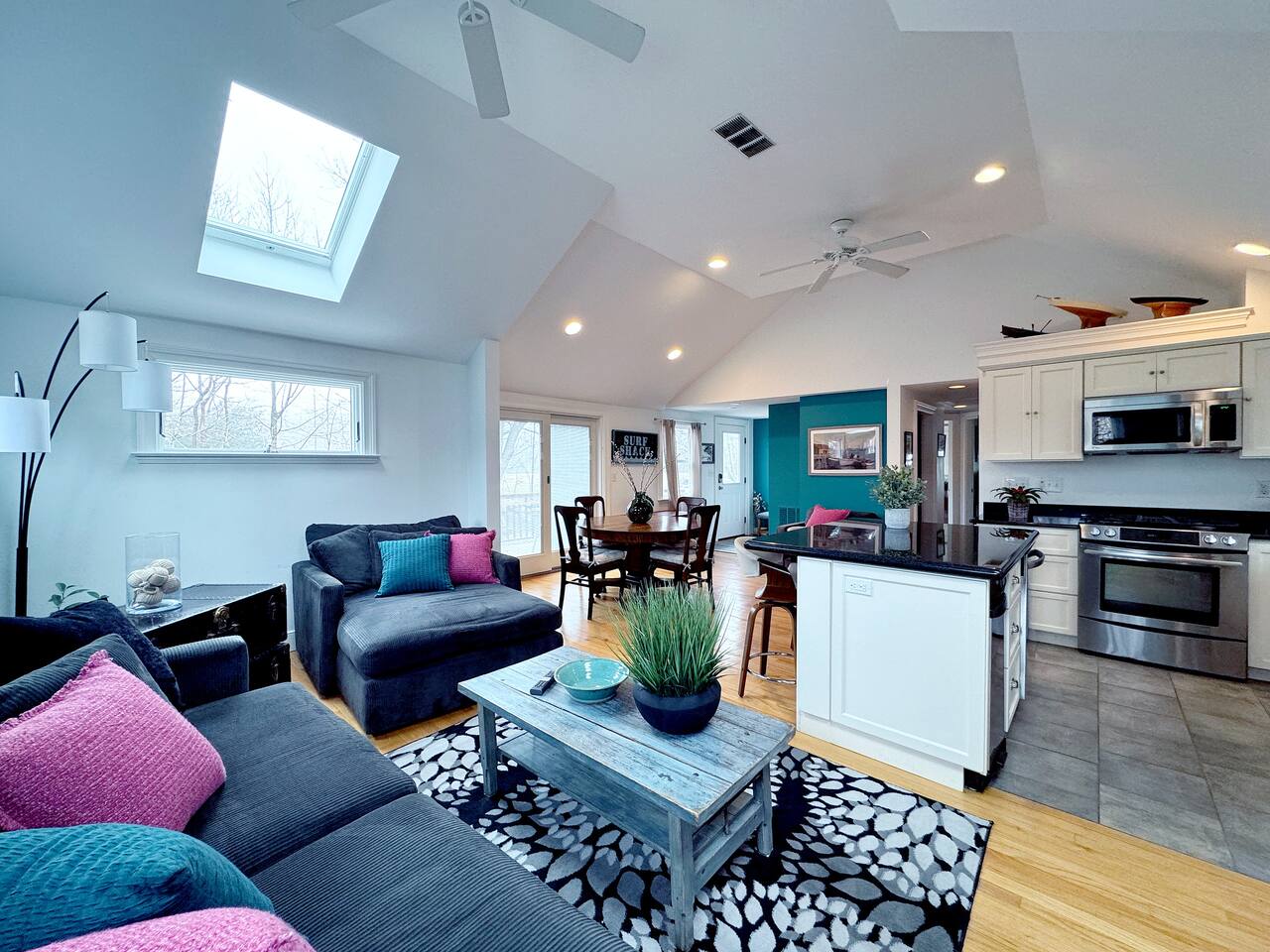 Cozy Cottage Dead End Road, Playground, Parking