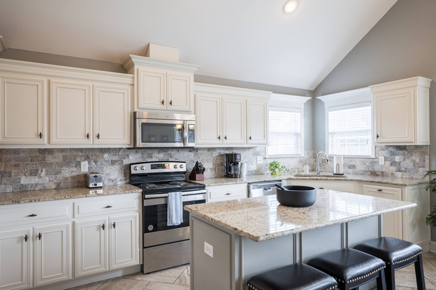 Peaceful Retreat •Pool •Soaking Tub •4 TVs