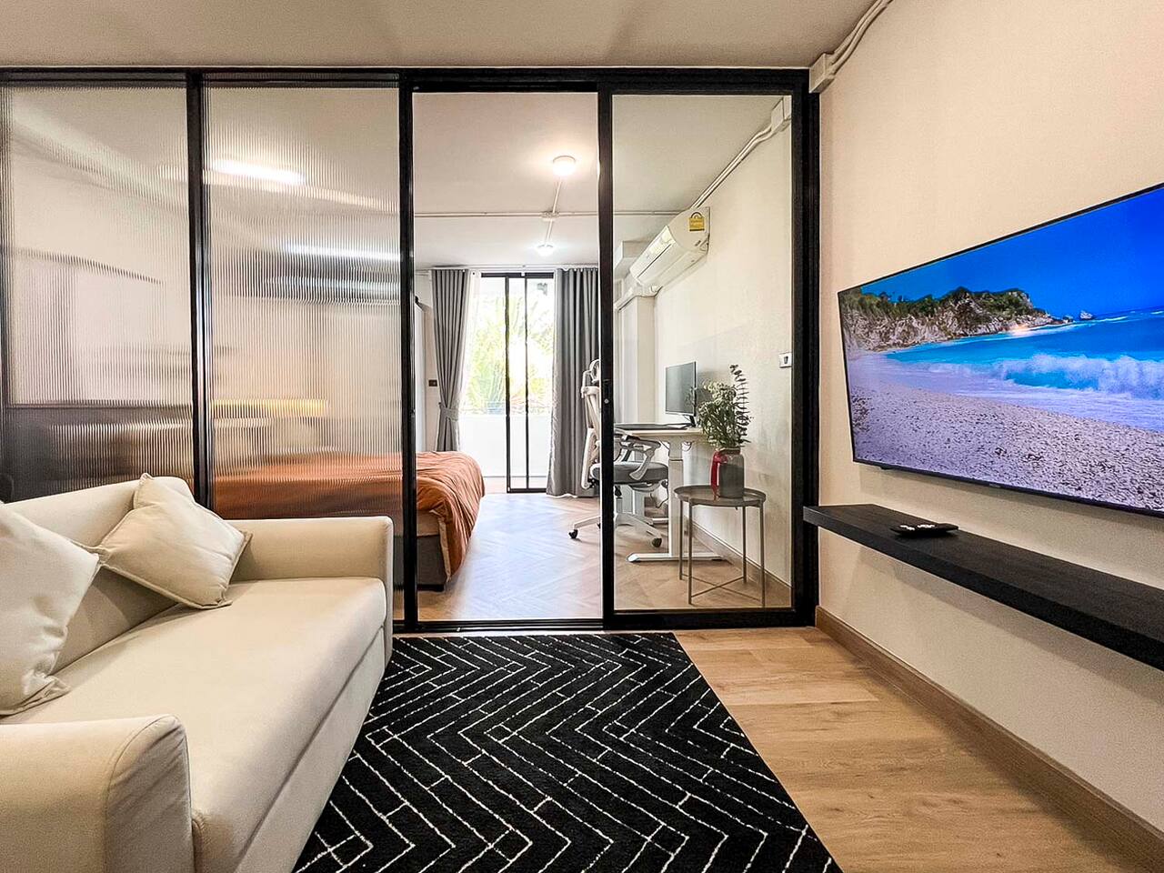 Nimman | Adjustable Standing Desk | Fast Internet