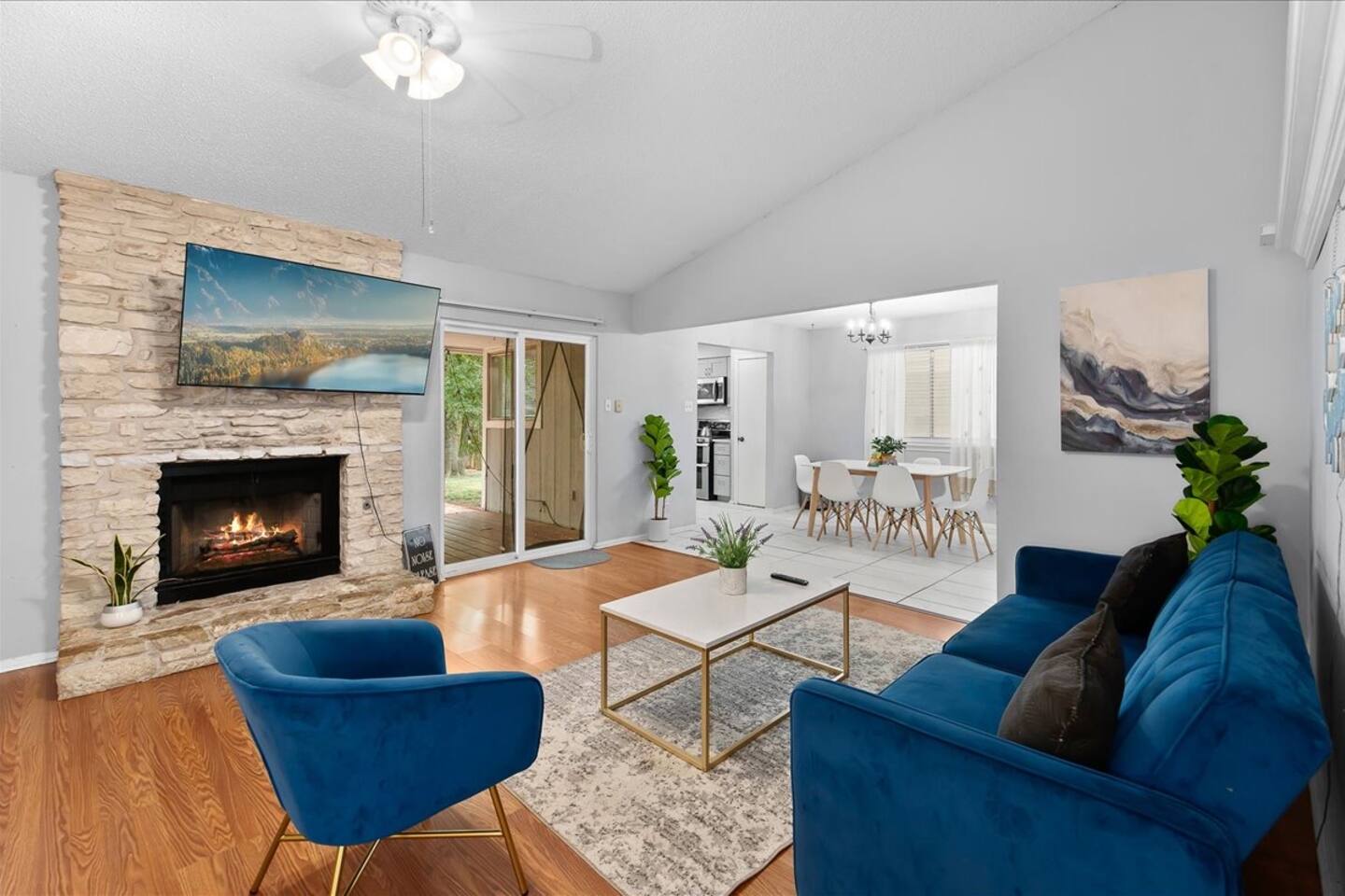 Pet Friendly | Q2 & Domain | King Bed + Pool Table