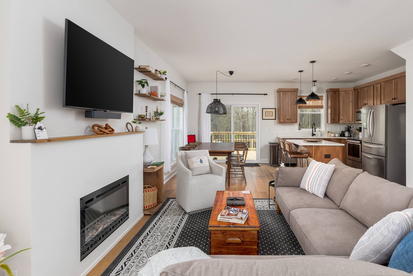 Relaxing Escape sleeps 8 HotTub, Arcade&Fire pit