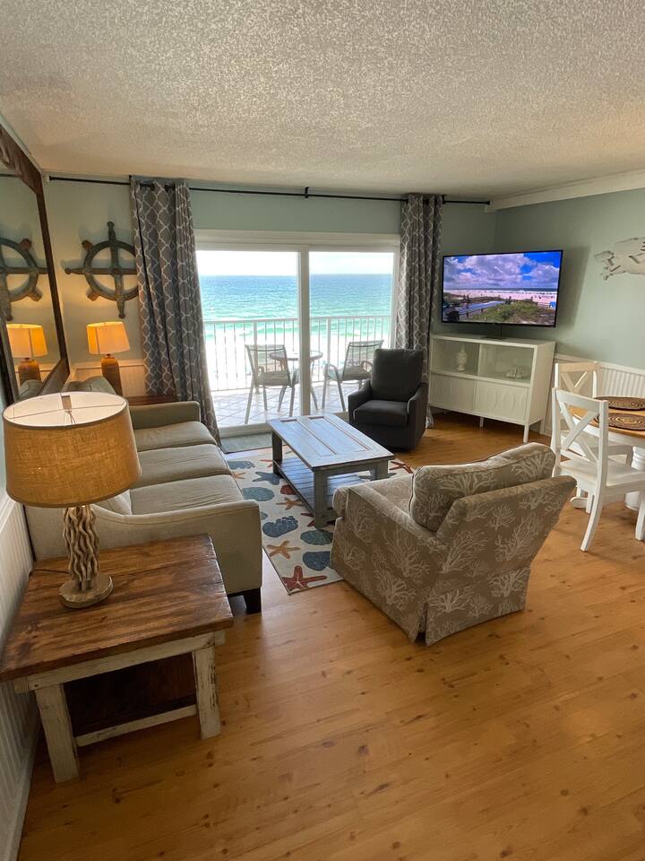Summit• King w/Bunks• Sleeps 5• Balcony•8th floor