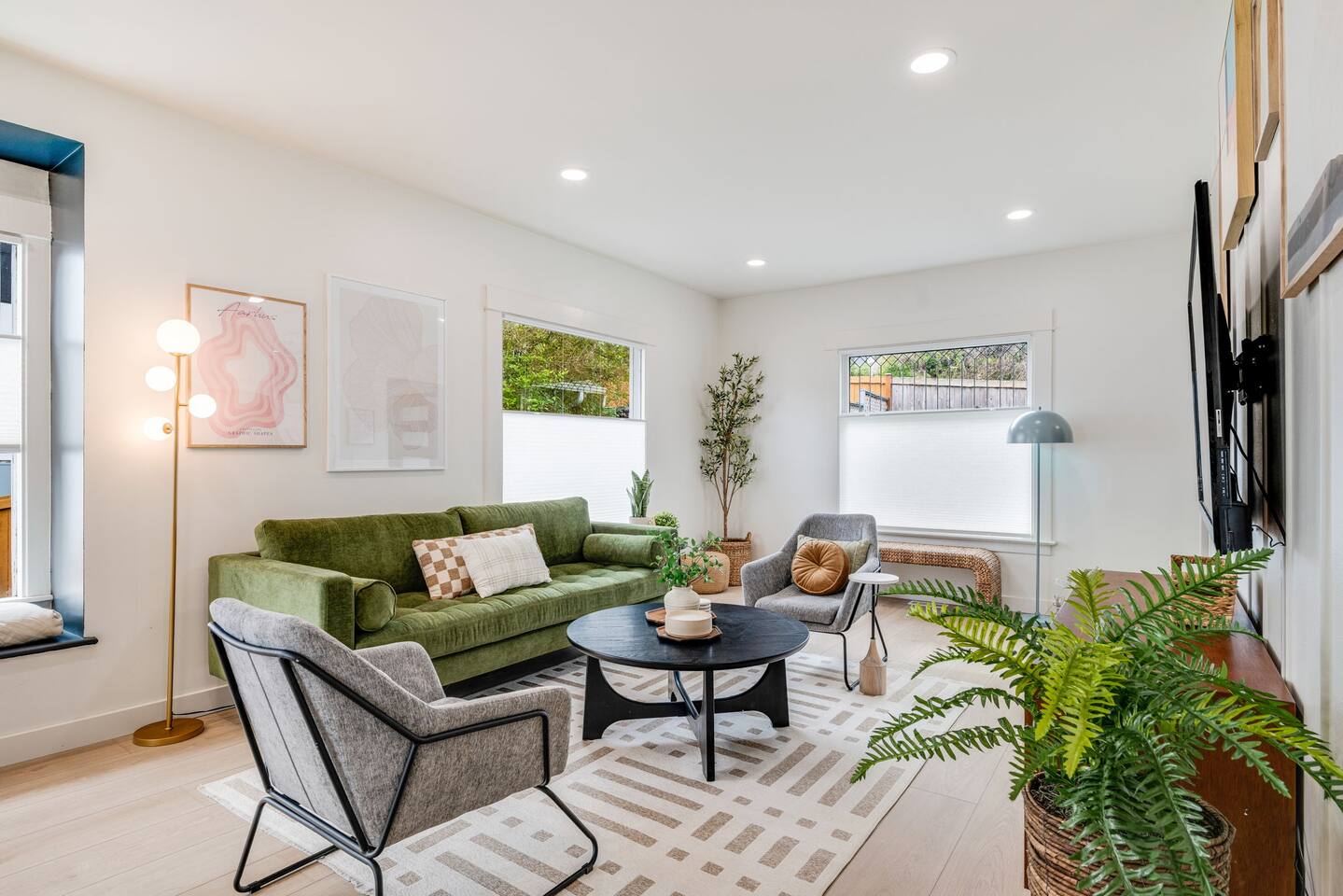 Magnolia Retreat /king bed /fenced yard/ workspace