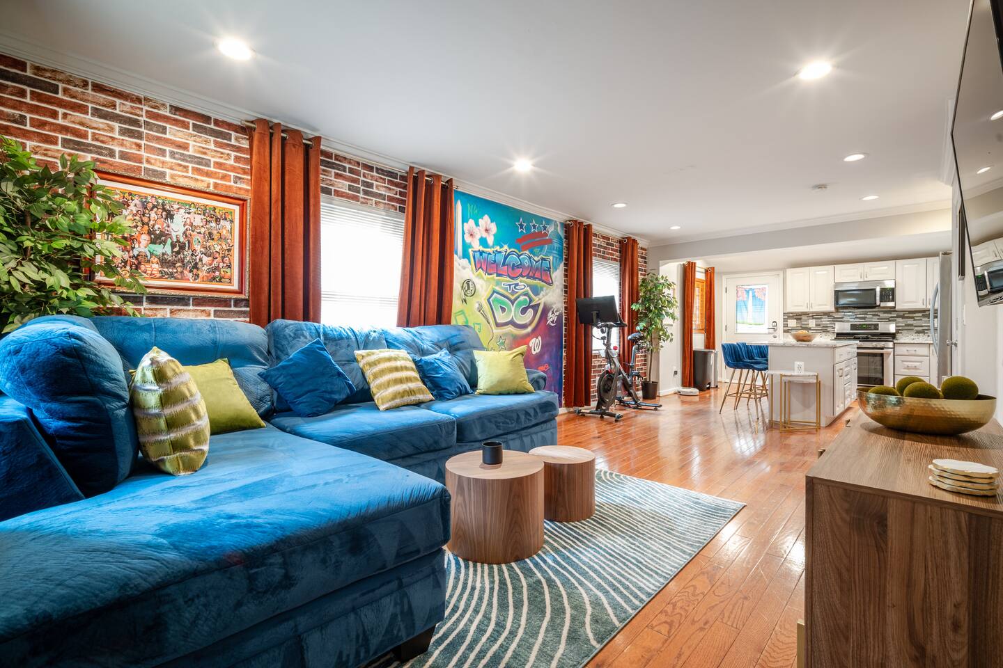 Luxury Urban Oasis Free Parking Centrally Located!