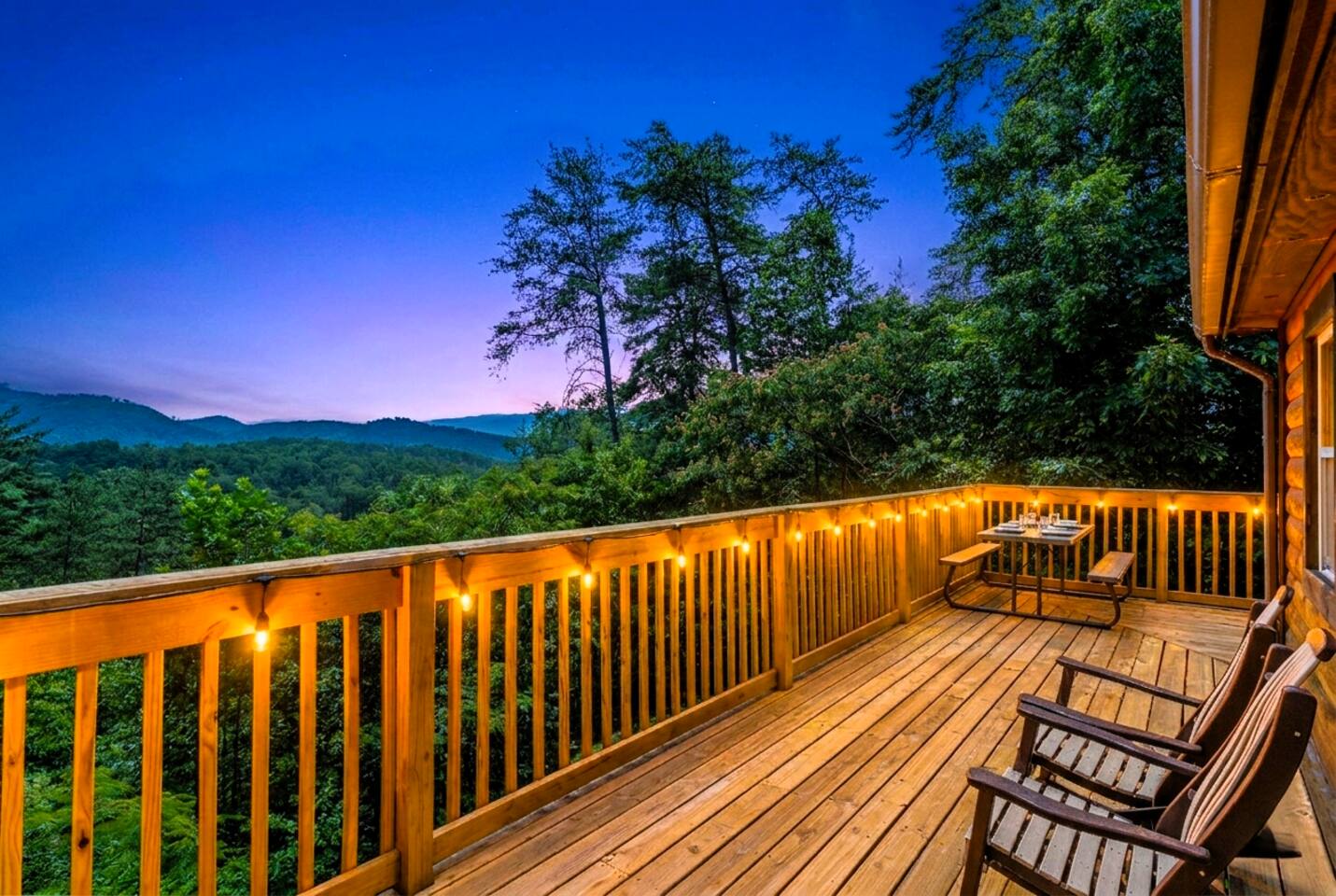 A+ Mtn Views • Romantic Getaway • Hottub • Firepit