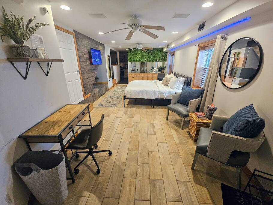 #5 Modern Suite w/ King Bed & Jacuzzi near Boston
