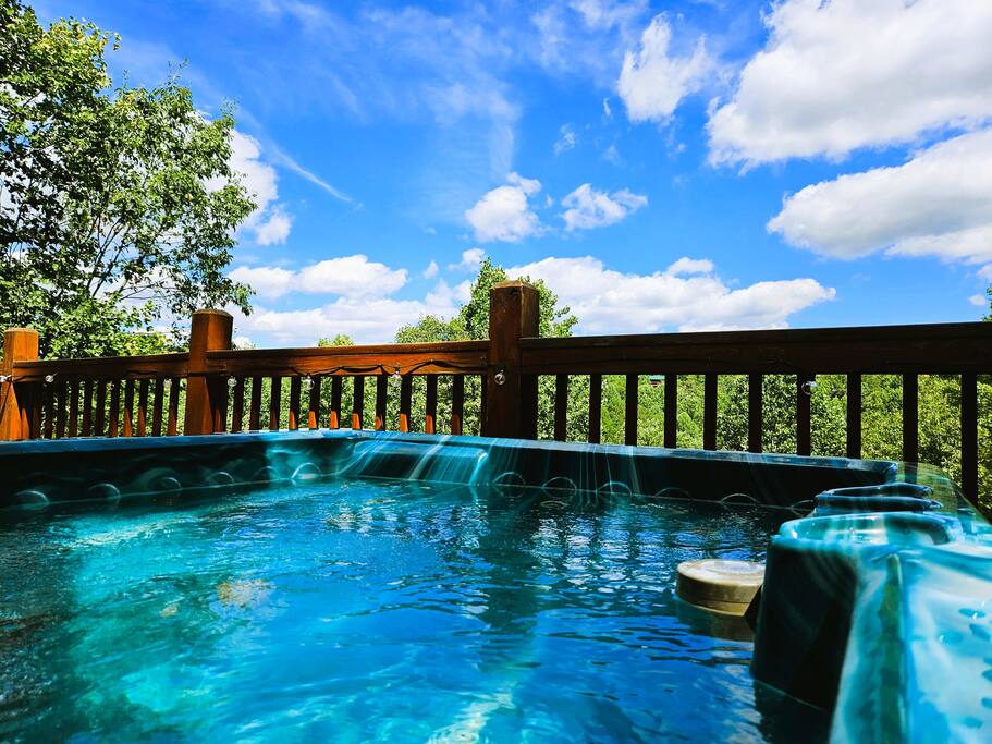 Scenic Family Retreat• Hottub• Gm Rm• Pool Tbl• EV