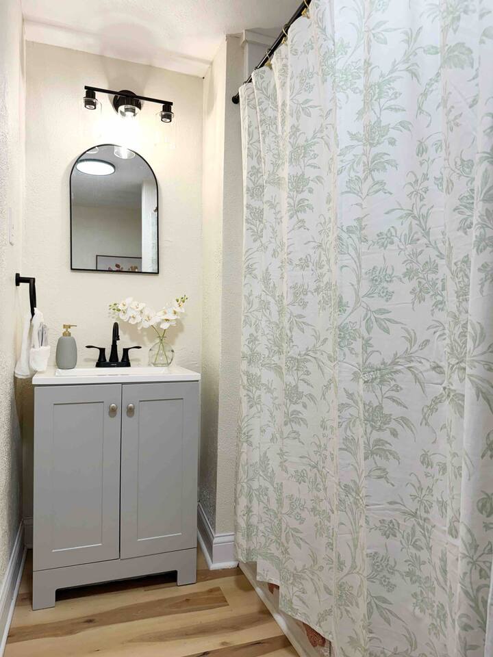 The Cardinal 810 A | KING 1BD/1BA Apt