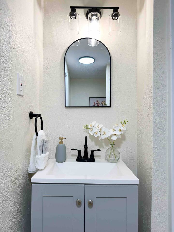 The Cardinal 810 A | KING 1BD/1BA Apt