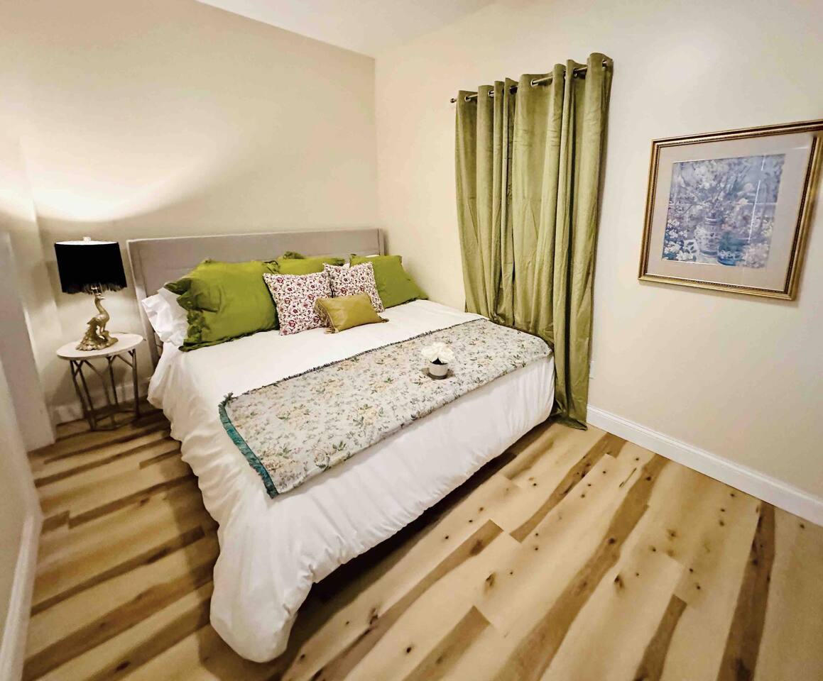 The Cardinal 810 A | KING 1BD/1BA Apt