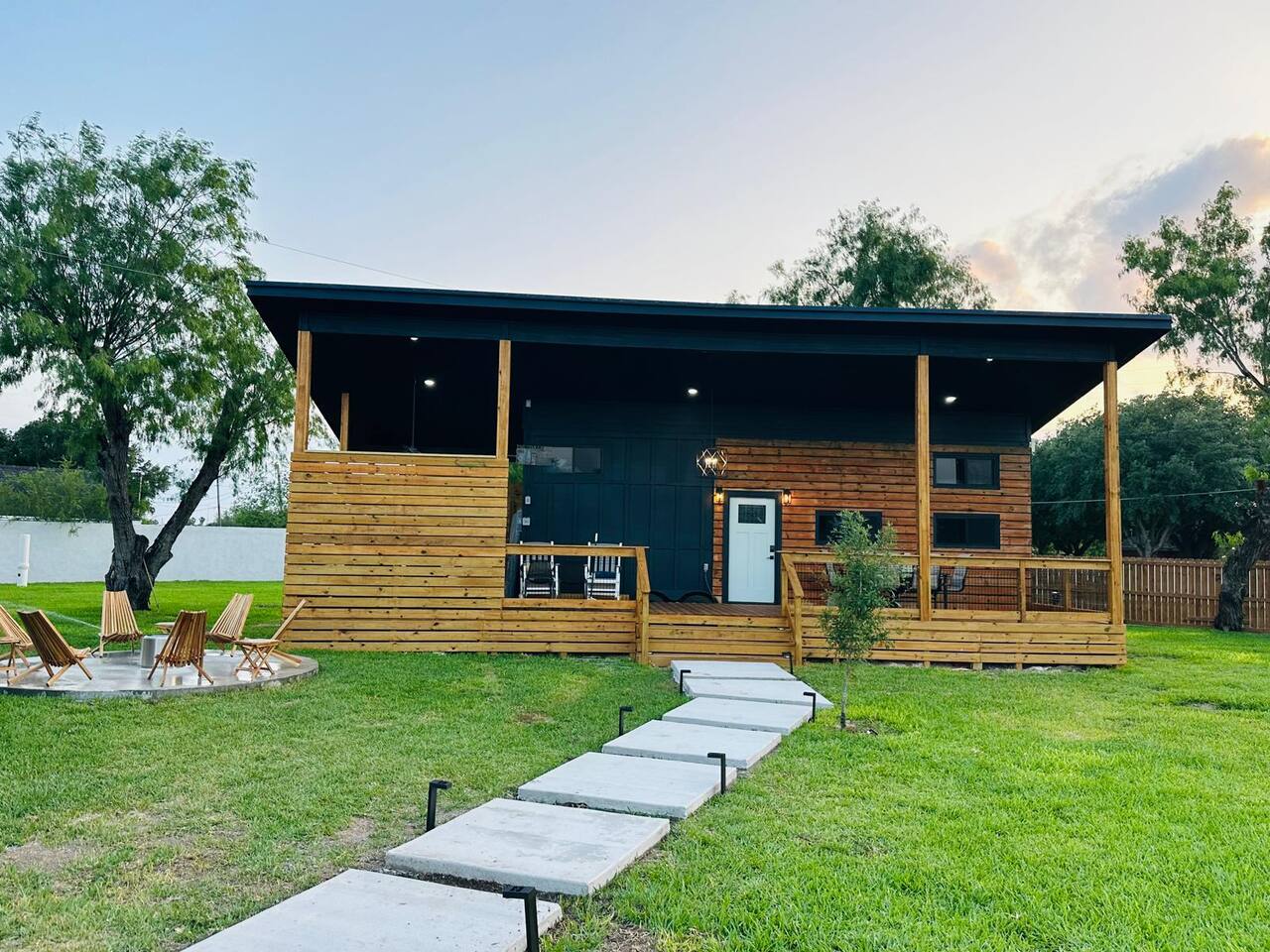 The Tiny Cajita - 2 king beds, fire pit & hot tub