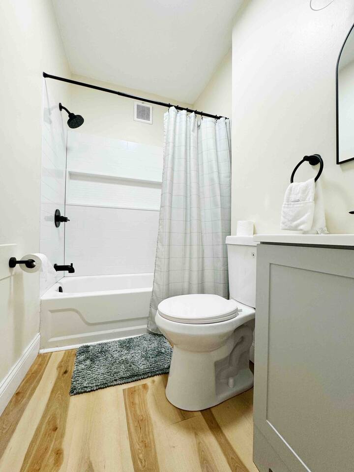 The Cardinal 808 A | KING 1BD/1BA Studio Apt photo 5