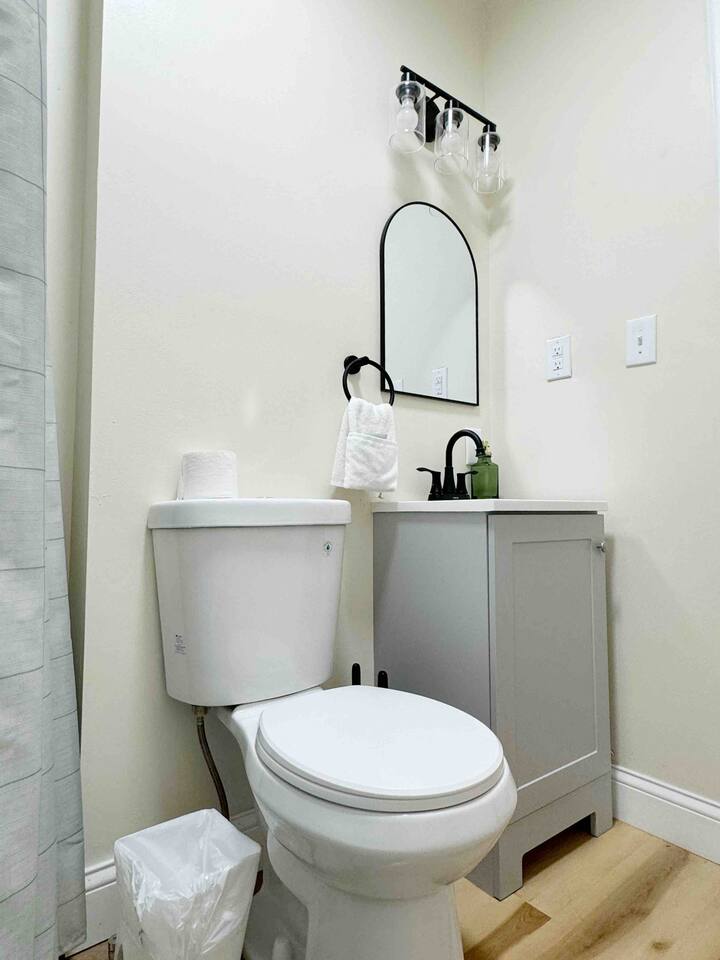 The Cardinal 808 A | KING 1BD/1BA Studio Apt