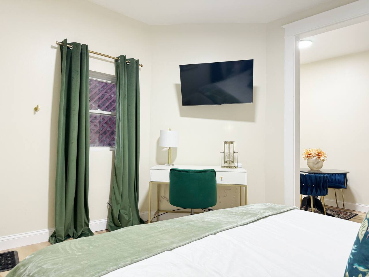 The Cardinal 808 A | KING 1BD/1BA Studio Apt