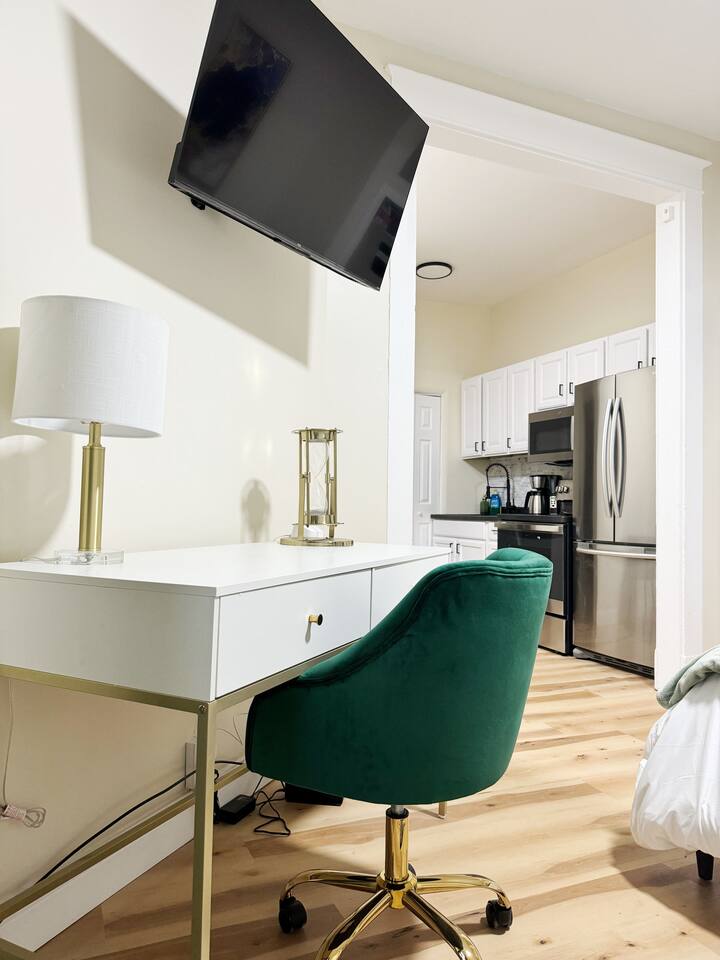 The Cardinal 808 A | KING 1BD/1BA Studio Apt photo 4