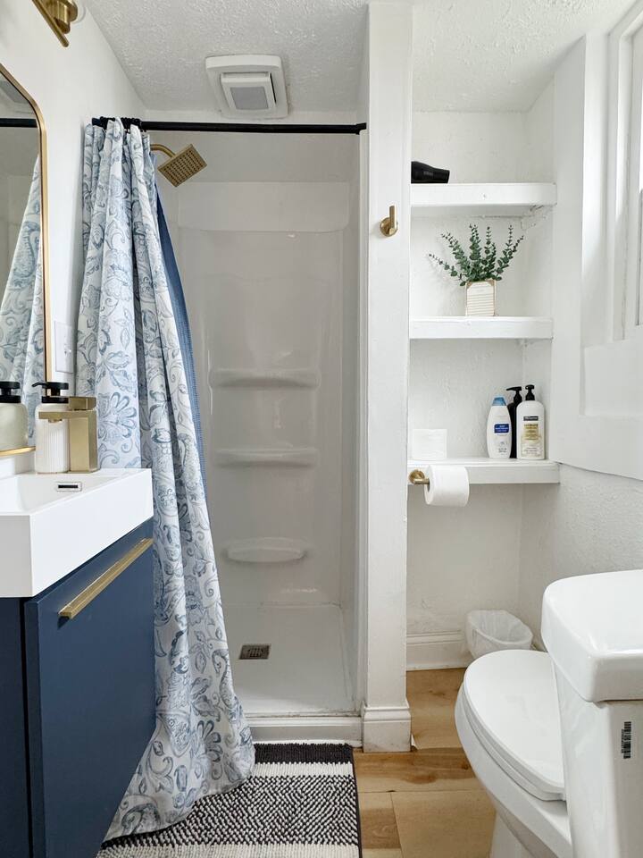 The Cardinal 810 B | QUEEN 1BD/1BA Studio Apt