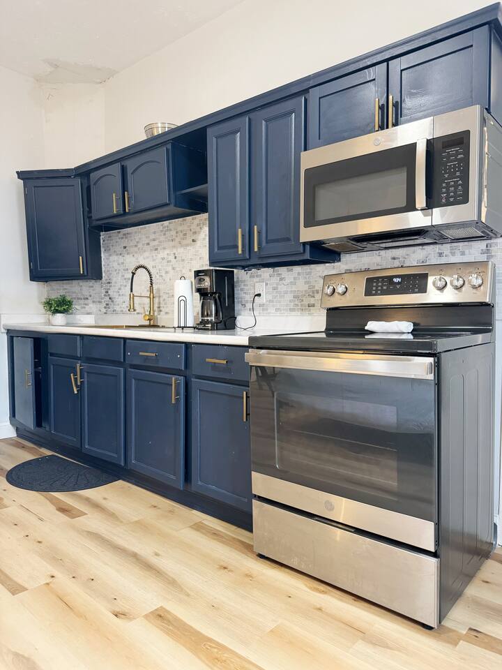 The Cardinal 810 B | QUEEN 1BD/1BA Studio Apt