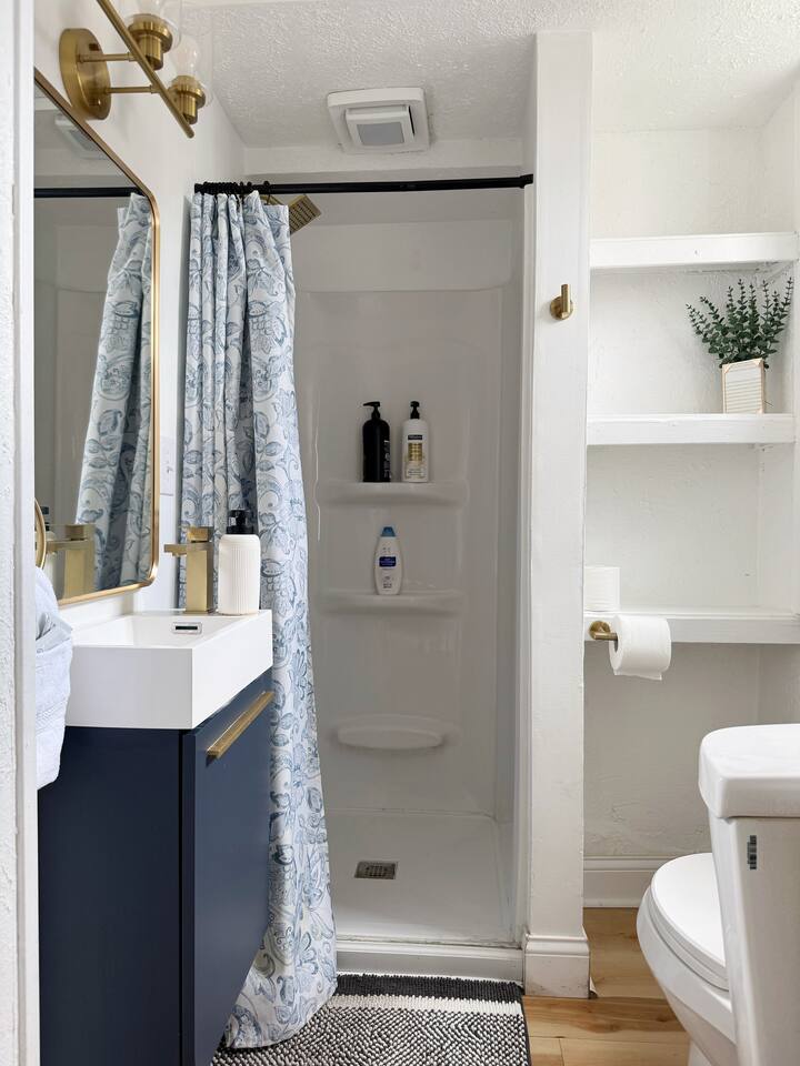 The Cardinal 810 B | QUEEN 1BD/1BA Studio Apt