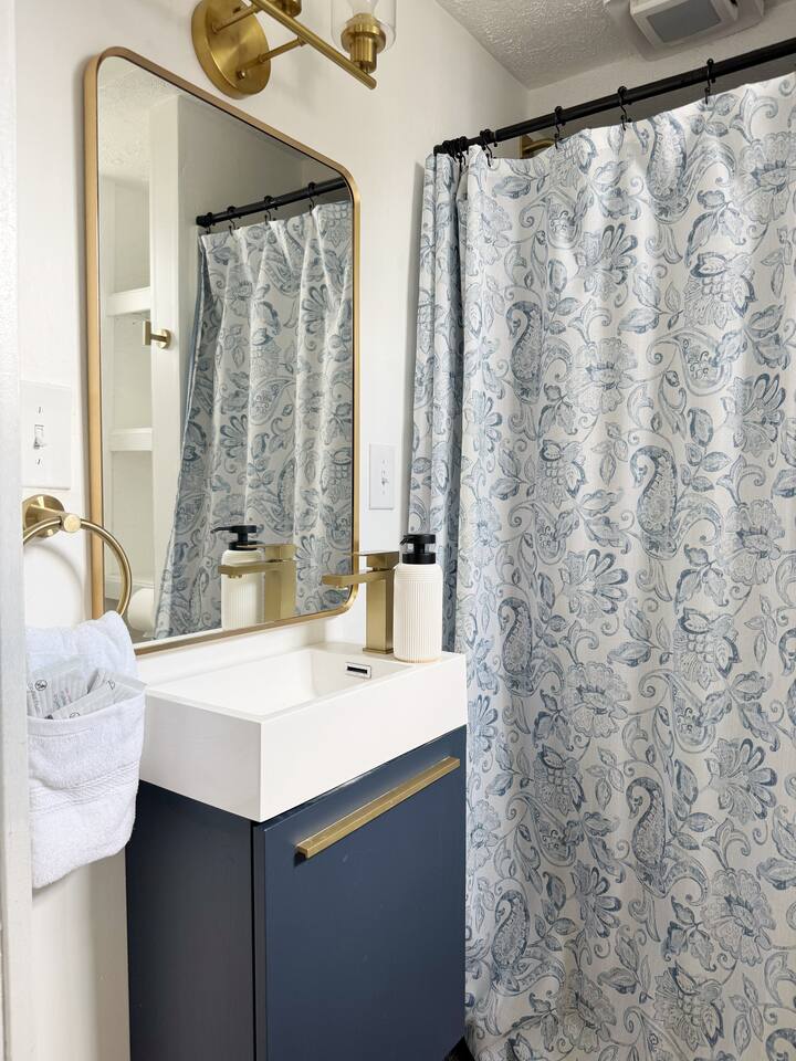 The Cardinal 810 B | QUEEN 1BD/1BA Studio Apt