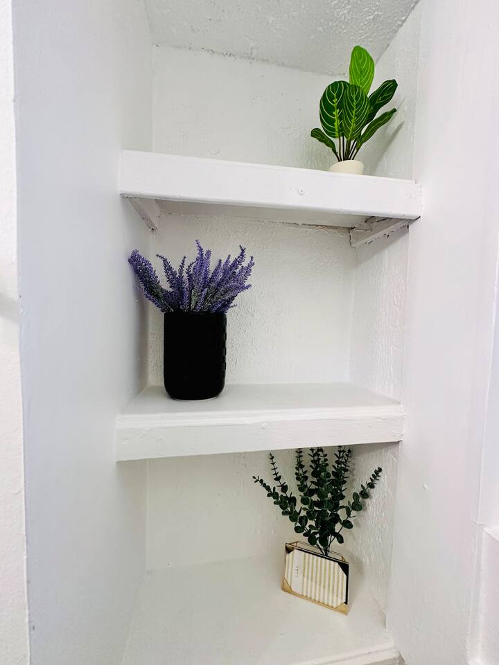 The Cardinal 810 B | QUEEN 1BD/1BA Studio Apt photo 3