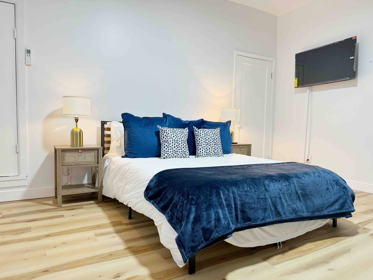 The Cardinal 810 B | QUEEN 1BD/1BA Studio Apt