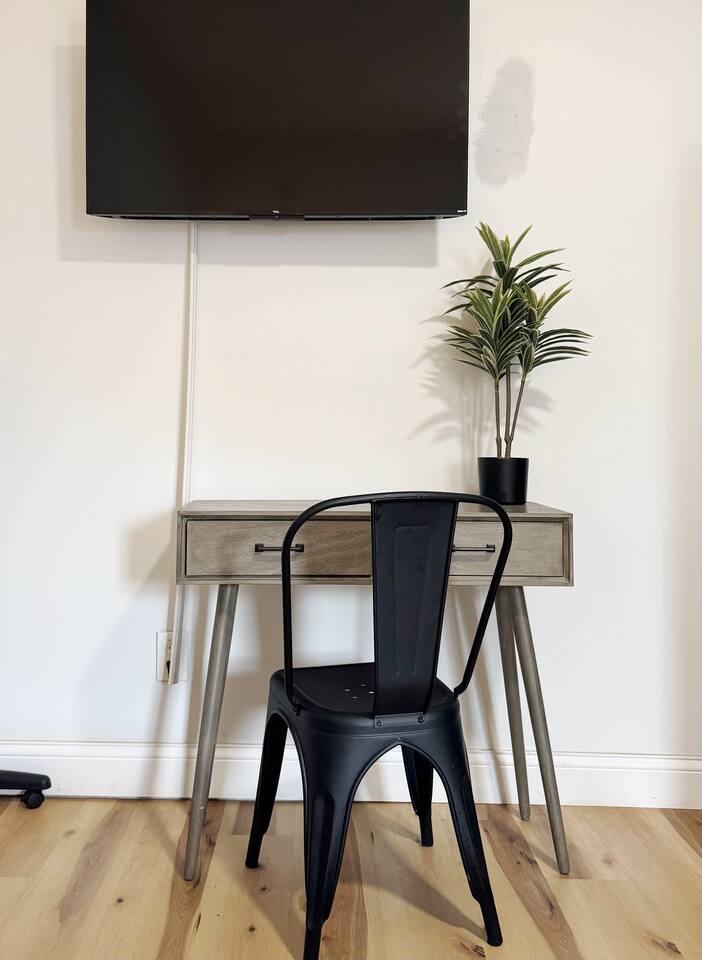 The Cardinal 810 B | QUEEN 1BD/1BA Studio Apt