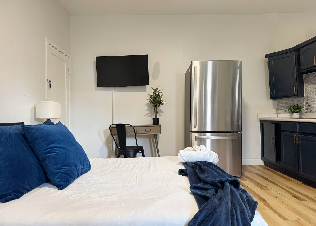 The Cardinal 810 B | QUEEN 1BD/1BA Studio Apt