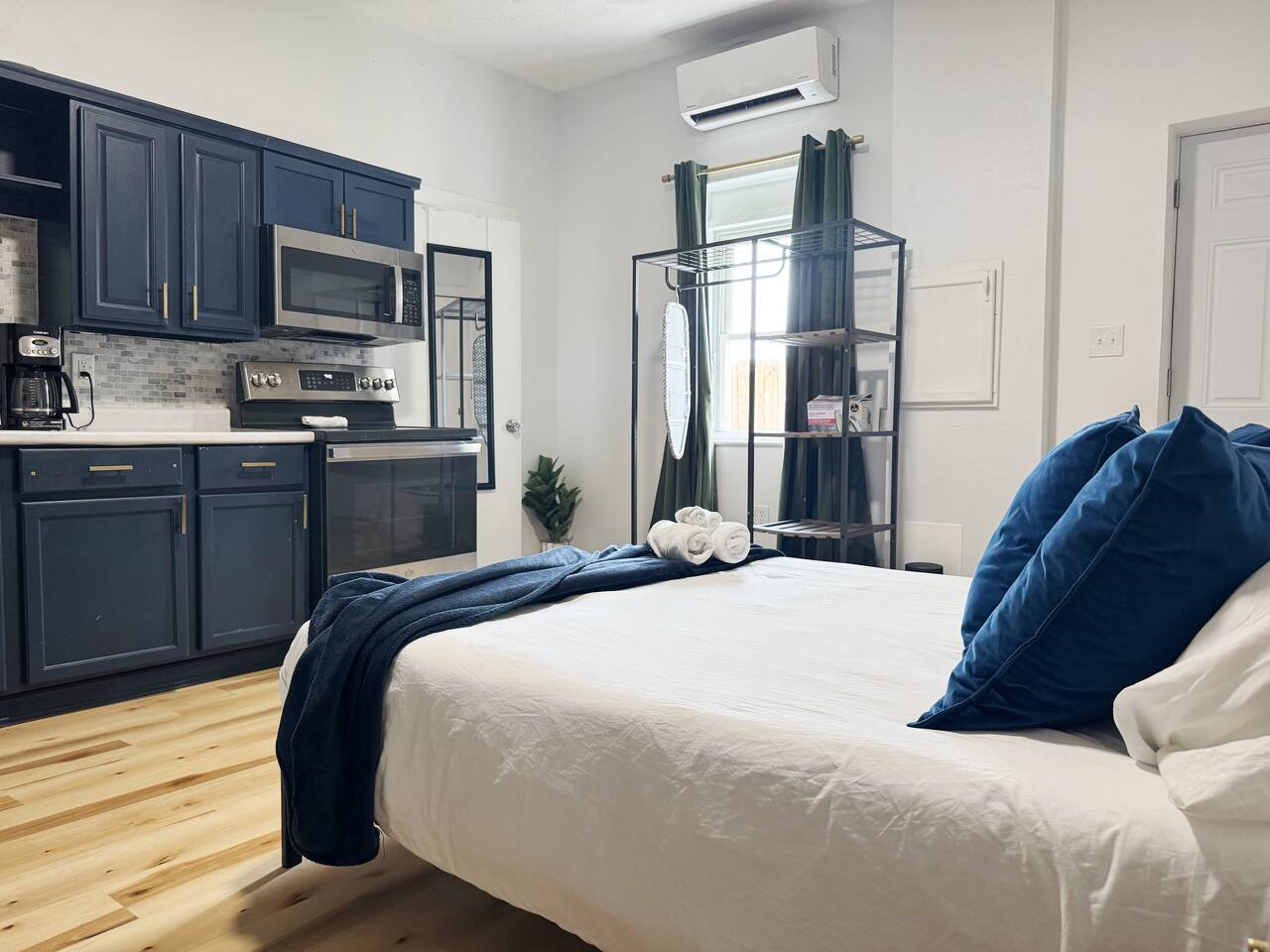 The Cardinal 810 B | QUEEN 1BD/1BA Studio Apt