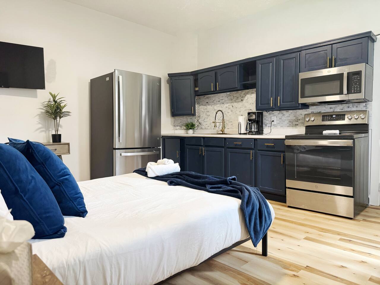 The Cardinal 810 B | QUEEN 1BD/1BA Studio Apt