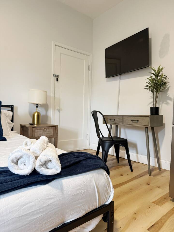 The Cardinal 810 B | QUEEN 1BD/1BA Studio Apt