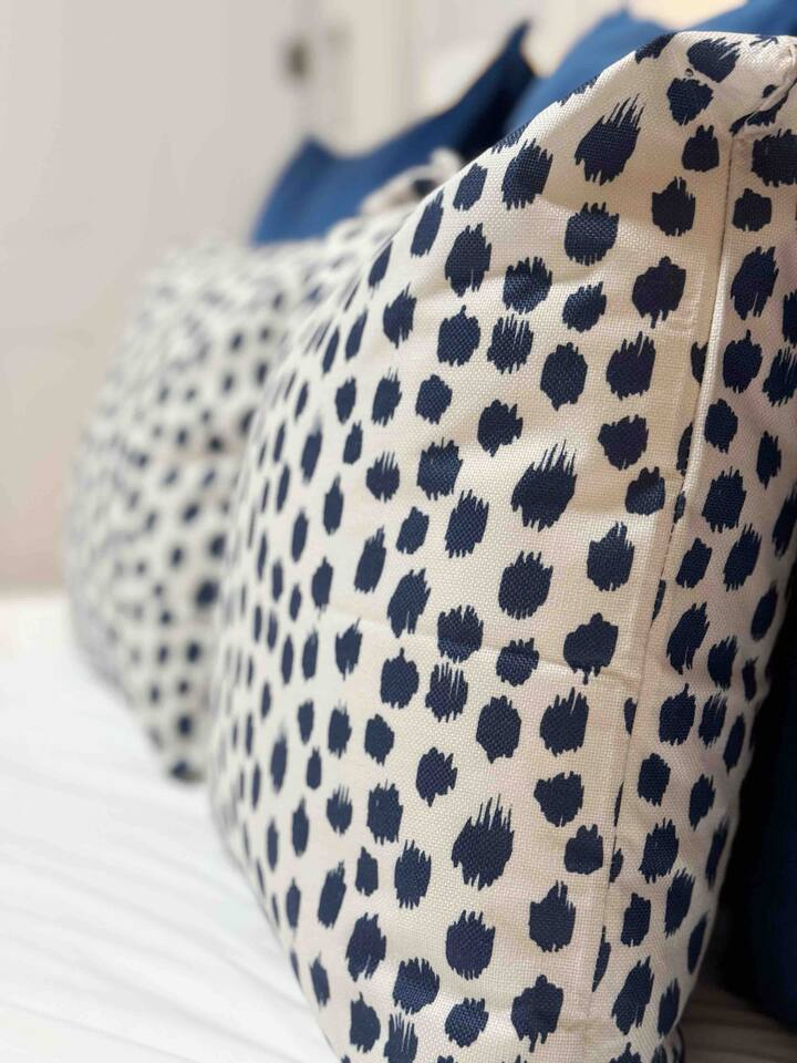 The Cardinal 810 B | QUEEN 1BD/1BA Studio Apt photo 2