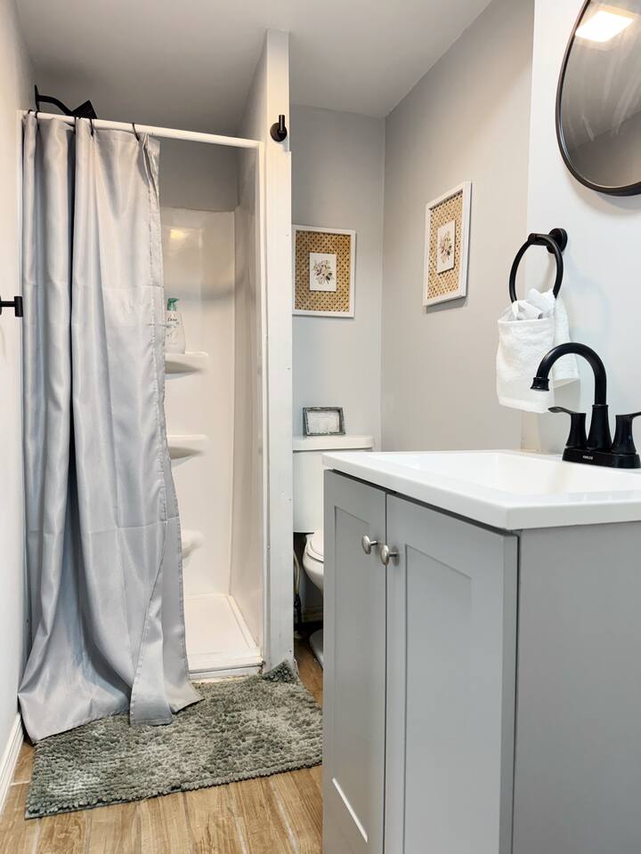 The Cardinal 810 C | QUEEN 1BD/1BA Studio Apt